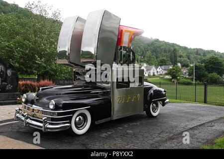 La mostra Zippo auto, creato da un 1947 Chrysler Saratoga automobile, è fotografato di fronte mostra Zippo Museum di Bradford in Pennsylvania. Foto Stock