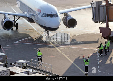 Berlino, Germania, agente di rampa pone un British Airways aerei sul piazzale dell'aeroporto Tegel di Berlino in posizione di parcheggio Foto Stock