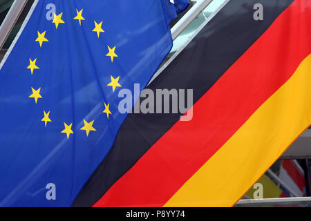 Riscone, Italia, bandiera dell'Unione europea e la bandiera nazionale della Repubblica federale di Germania Foto Stock