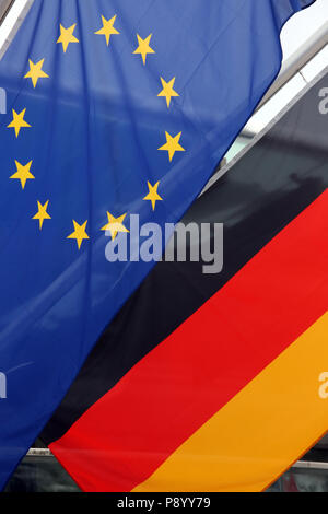 Riscone, Italia, bandiera dell'Unione europea e la bandiera nazionale della Repubblica federale di Germania Foto Stock