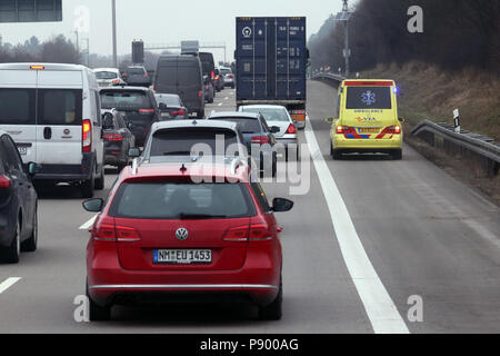 Nuernberg, Germania, olandese Ambulance guida sulla corsia di traffico la A9 in passato un ingorgo Foto Stock