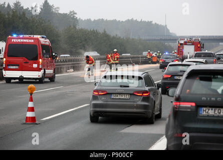 Allersberg, Germania, i vigili del fuoco di eliminare dopo un incidente di auto sulla A9 un sentiero di olio Foto Stock