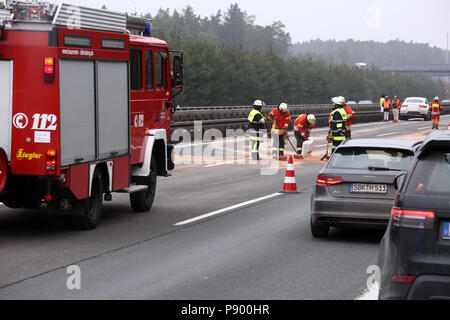 Allersberg, Germania, i vigili del fuoco di eliminare dopo un incidente di auto sulla A9 un sentiero di olio Foto Stock