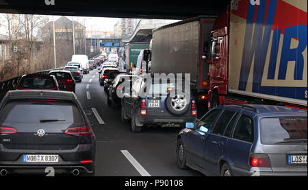 Berlino, Germania, ingorghi di traffico sulla A100 nel nord prima dell'uscita Kaiserdamm Foto Stock