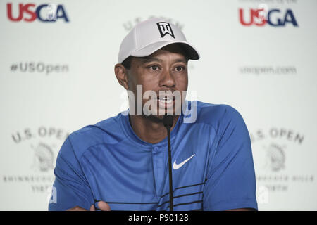 Tiger Woods rispondendo alle domande al 2018 US Open di Golf pre campionato interviste con: Tiger Woods dove: Southampton, New York, Stati Uniti quando: 12 giu 2018 Credit: Rob ricco/WENN.com Foto Stock