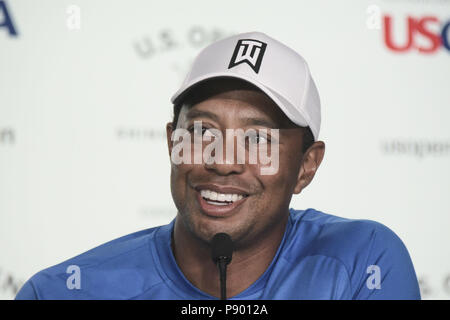 Tiger Woods rispondendo alle domande al 2018 US Open di Golf pre campionato interviste con: Tiger Woods dove: Southampton, New York, Stati Uniti quando: 12 giu 2018 Credit: Rob ricco/WENN.com Foto Stock