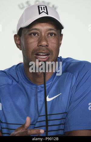 Tiger Woods rispondendo alle domande al 2018 US Open di Golf pre campionato interviste con: Tiger Woods dove: Southampton, New York, Stati Uniti quando: 12 giu 2018 Credit: Rob ricco/WENN.com Foto Stock