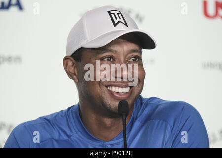 Tiger Woods rispondendo alle domande al 2018 US Open di Golf pre campionato interviste con: Tiger Woods dove: Southampton, New York, Stati Uniti quando: 12 giu 2018 Credit: Rob ricco/WENN.com Foto Stock