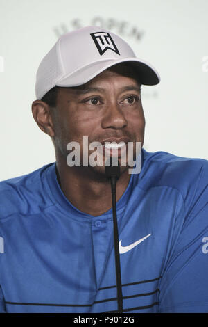 Tiger Woods rispondendo alle domande al 2018 US Open di Golf pre campionato interviste con: Tiger Woods dove: Southampton, New York, Stati Uniti quando: 12 giu 2018 Credit: Rob ricco/WENN.com Foto Stock