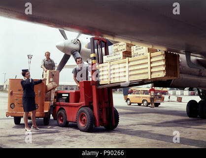 Berlino, gdr, aereo della Interflug viene caricato Foto Stock