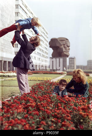 Karl-Marx-Stadt (Chemnitz), DDR, famiglia felice di fronte il monumento a Karl Marx Foto Stock