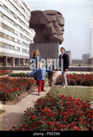 Karl-Marx-Stadt (Chemnitz), DDR, famiglia felice di fronte il monumento a Karl Marx Foto Stock