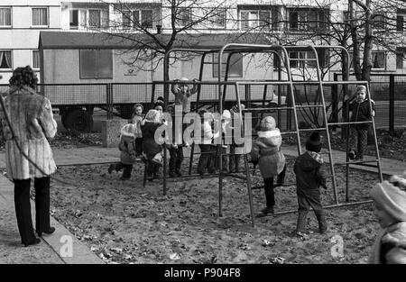 Berlino, DDR, i bambini di un asilo nido salire su di un telaio di arrampicata Foto Stock