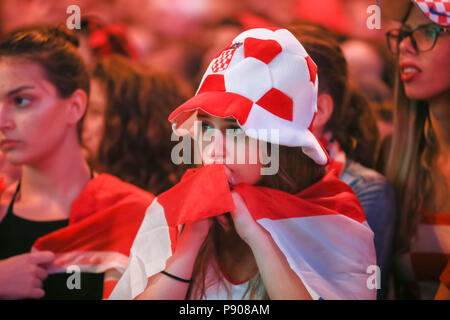 Zagabria, Croazia - 11 luglio 2018 : Calcio Croata ventola donna tutti preoccupati a guardare la partita della Croazia vs Inghilterra semi finale della Coppa del Mondo FIFA 2018 su Foto Stock