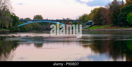 Sfilata di Anzac Bridge al tramonto, Hamilton, Nuova Zelanda Foto Stock