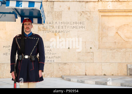 Atene, Grecia - 2 maggio 2018. Protezione Evzoni, custode di fronte al parlamento greco edificio, Atene, Grecia Foto Stock