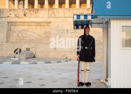 Atene, Grecia - 2 maggio 2018. Protezione Evzoni, custode di fronte al parlamento greco edificio, Atene, Grecia Foto Stock