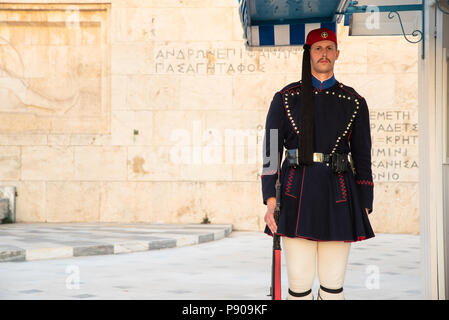 Atene, Grecia - 2 maggio 2018. Protezione Evzoni, custode di fronte al parlamento greco edificio, Atene, Grecia Foto Stock