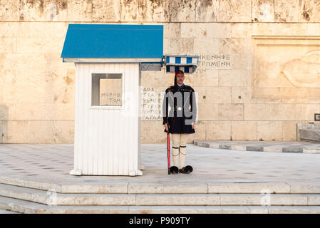 Atene, Grecia - 2 maggio 2018. Protezione Evzoni, custode di fronte al parlamento greco edificio, Atene, Grecia Foto Stock