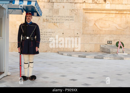 Atene, Grecia - 2 maggio 2018. Protezione Evzoni, custode di fronte al parlamento greco edificio, Atene, Grecia Foto Stock