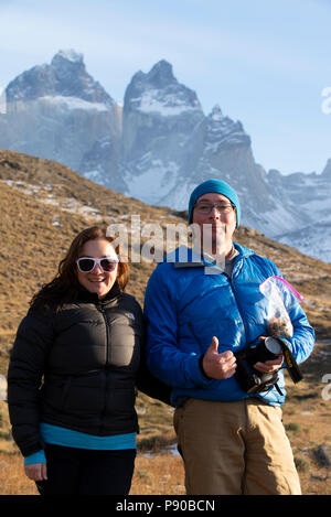 Due turisti in piedi sulla piattaforma di visualizzazione vicino al salto grande cascata, parco nazionale Torres del Paine. Foto Stock