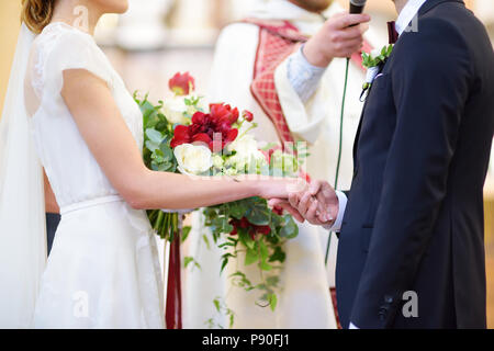 Sposa e lo sposo della Chiesa nel corso di una cerimonia di matrimonio Foto Stock