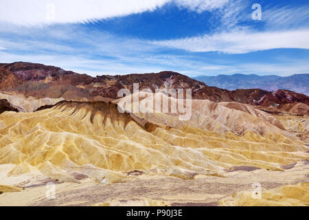 Splendida vista del famoso Zabriskie Point nel Parco Nazionale della Valle della Morte, CALIFORNIA, STATI UNITI D'AMERICA Foto Stock