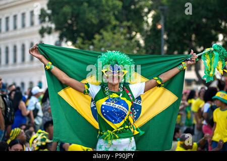 Brasile - Giugno 27, 2018: un brasiliano ventola reagisce come lei guarda il suo gioco di squadra contro la Serbia a free World Cup la visualizzazione di parte di Rio de Janeiro Foto Stock