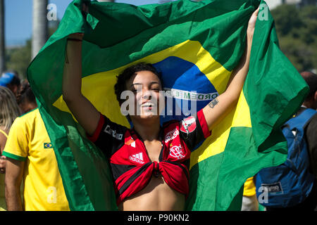 Brasile - Luglio 2, 2018: Brasiliano tifoso di calcio celebra il suo team di gol contro il Messico in un libero World Cup la visualizzazione di parte nel centro di Rio de Janeiro Foto Stock