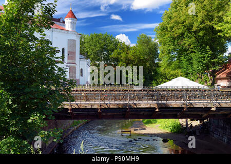 VILNIUS, Lituania - 11 agosto 2016: Vilnele fiume che fluisce oltre il quartiere di Uzupis, un quartiere di Vilnius, Lituania, situato in Vilnius' old town, Foto Stock