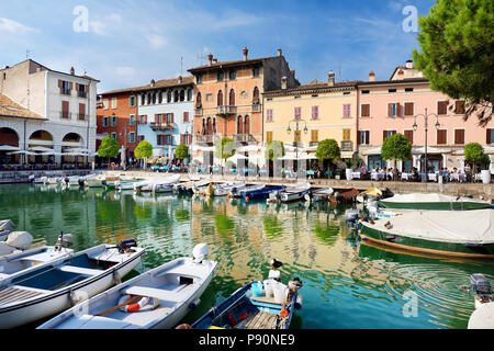 DESENZANO DEL GARDA, Italia - 23 settembre 2016: splendide vedute di Desenzano del Garda, una città e comune della provincia di Brescia, in Lombardia, Foto Stock