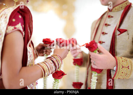 Incredibile indù cerimonia nuziale. Dettagli del tradizionale matrimonio indiano. Splendidamente decorate nozze indù accessori. Il matrimonio indiano tradizioni. Foto Stock