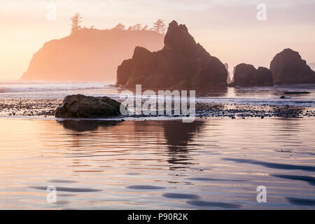 WA14570-00...WASHINGTON - Tramonto al Ruby Beach nel Parco Nazionale di Olympic. Foto Stock