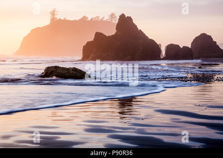 WA14571-00...WASHINGTON - Tramonto al Ruby Beach nel Parco Nazionale di Olympic. Foto Stock