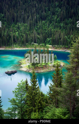 Caumasee lago con una piccola isola che si trova nel mezzo del cristallo lago pulito e vicino a Flims, Svizzera. Foto Stock