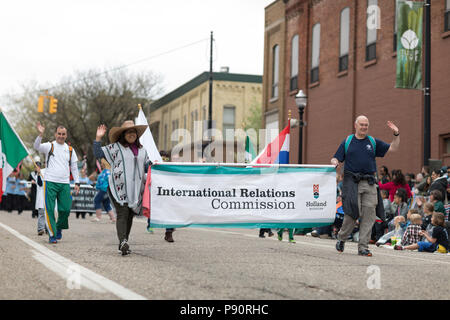 Holland, Michigan, Stati Uniti d'America - 12 Maggio 2018 i membri delle relazioni internazionali comission holland michigan al Muziek Parade, durante la Tulip Time Fe Foto Stock