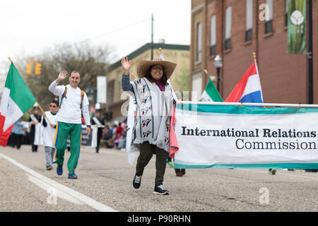 Holland, Michigan, Stati Uniti d'America - 12 Maggio 2018 i membri delle relazioni internazionali comission holland michigan al Muziek Parade, durante la Tulip Time Fe Foto Stock