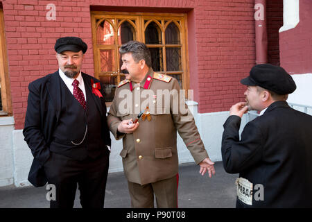 Imitatori di Lenin e Stalin sulla Piazza Rossa, che è molto popolare località turistica nel cuore di Mosca, Russia Foto Stock