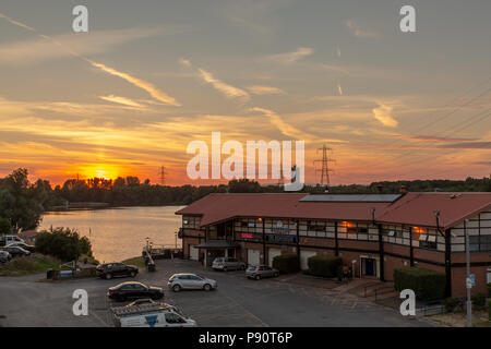 Il Boathouse Restaurant Bar & Grill, Vendita Parco Acquatico, Trafford, Greater Manchester, Inghilterra, Regno Unito. Presa al tramonto con una vista sul lago. Foto Stock