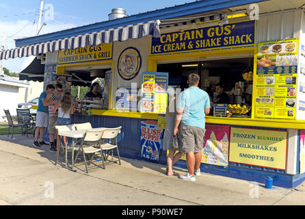 Capitano Gus' Gelato e agitare Shack nella località di villeggiatura di Ginevra-su-il-Lago di ordinazione e il raffreddamento durante la calda nordest Ohio estate. Foto Stock