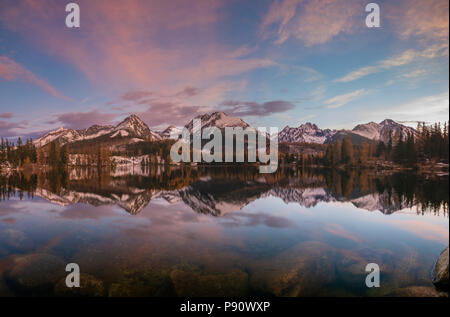 Panorama invernale del villaggio di Strbske Pleso lago in Slovacchia Foto Stock