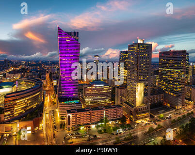 Città di Varsavia con un moderno grattacielo al tramonto, Polonia Foto Stock