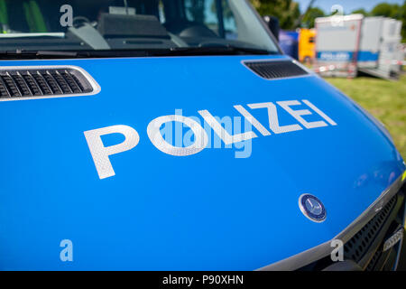 DELMENHORST / Germania - maggio: 6,2018 macchina della polizia tedesca, Mercedes Benz sorge su un open day. Polizei significa tedesco dipartimento di polizia. Foto Stock