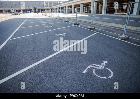 Berlino / GERMANIA - Aprile 29, 2018: Disabilitato spazio parcheggio sul terminale passeggeri Berlin Brandenburg Airport, Willy Brandt. Il BER è un international Foto Stock