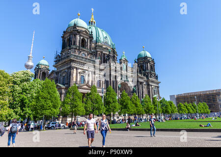 Berlino / GERMANIA - Aprile 29, 2018: vista panoramica della Cattedrale di Berlino, Berliner Dom e turisti rilassante vicino alla cattedrale. Foto Stock