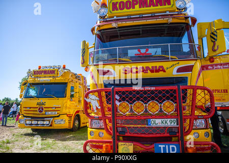 DELMENHORST / Germania - 6 Maggio 2018 : Scania pesante carrello di traino dal servizio di prelievo Koopmann sorge su un open day. Foto Stock