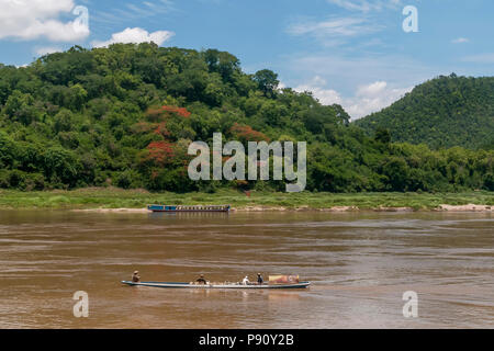 Vista tranquilla di un di legno in barca a vela sul fiume Mekong vicino a Luang Prabang, Laos Foto Stock