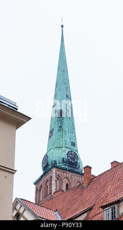 La vista sui tetti guardando verso la chiesa di San Pietro in Riga, Latva. Nel 1997 la chiesa è stata inclusa come un sito patrimonio mondiale dell'UNESCO. Foto Stock