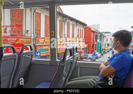 2018 Singapore. In autobus lungo Jalan Besar guardando era coloniale botteghe che sono sotto la conservazione. Foto Stock