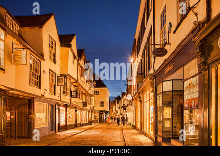 Crepuscolo in Stonegate, York, North Yorkshire, Inghilterra, Regno Unito. Gli acquirenti di moto leggermente sfocata a causa di una lunga esposizione. Foto Stock